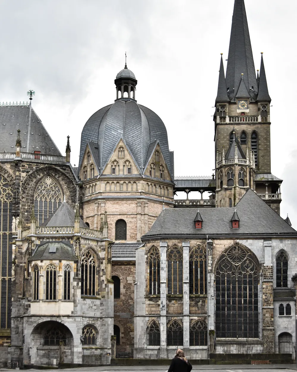 Der Aachener Dom über dem gepflasterten Platz der Altstadt