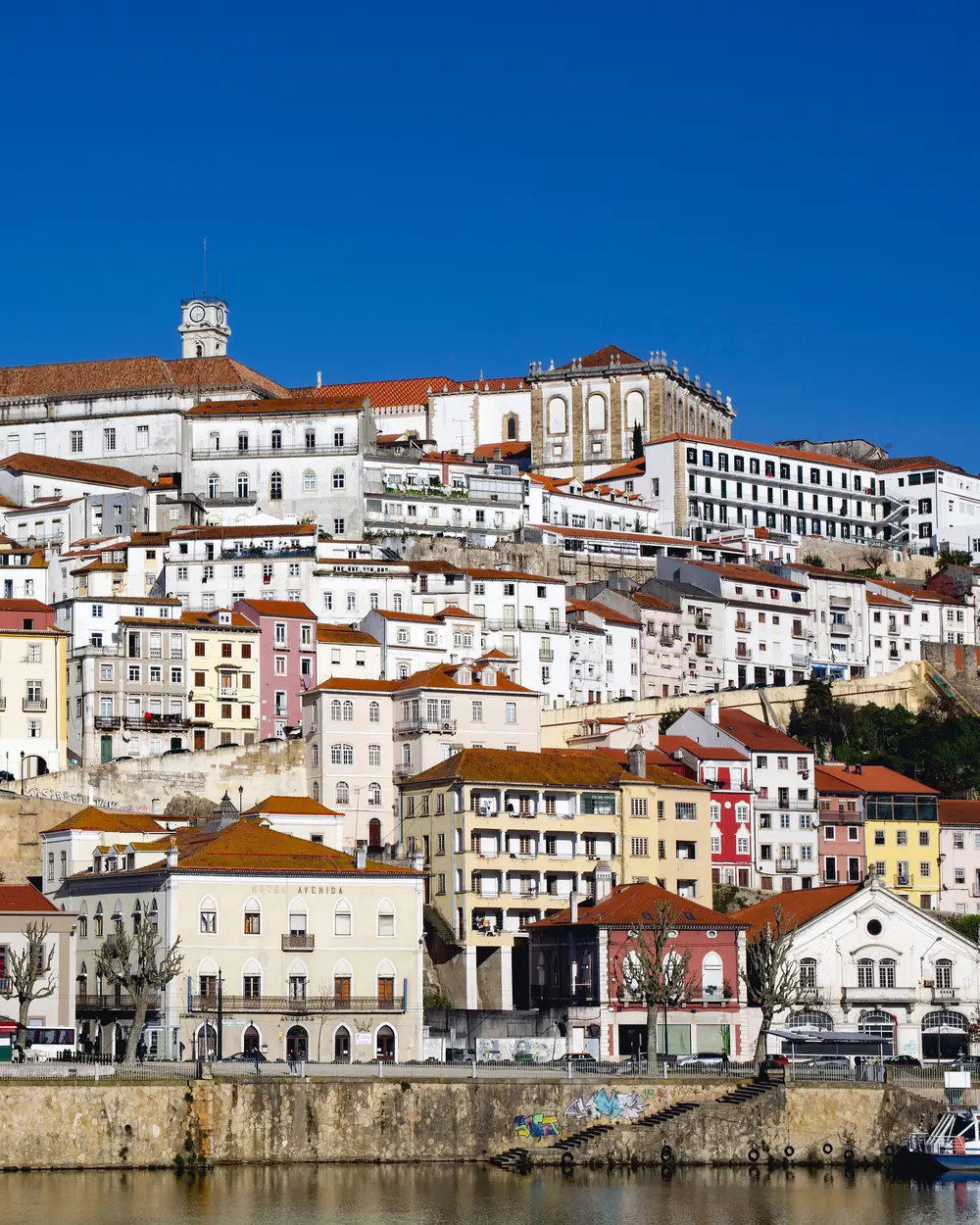 Der Stadthügel von Coimbra mit dem Universitätsturm, vom Mondego aus