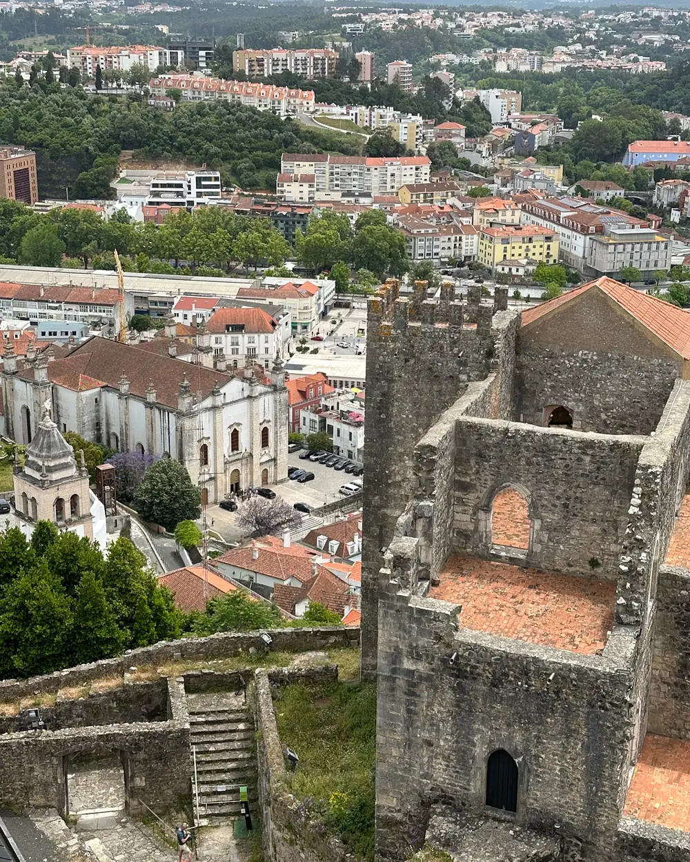 Die mittelalterliche Burg von Leiria über den Dächern der Stadt