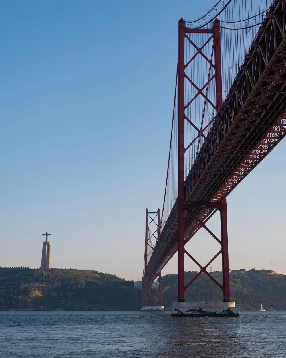 Die Ponte 25 de Abril über den Tejo in Lissabon
