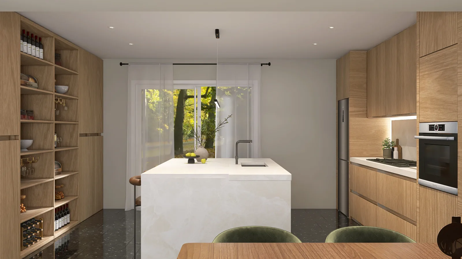Seitlicher Blick auf die Küche mit weißer Steininsel im Zentrum, offener Eichen-Vorratsregalwand links, Kochzeile mit Backofen und Gaskochfeld rechts und Glastür mit Vorhang zum Garten