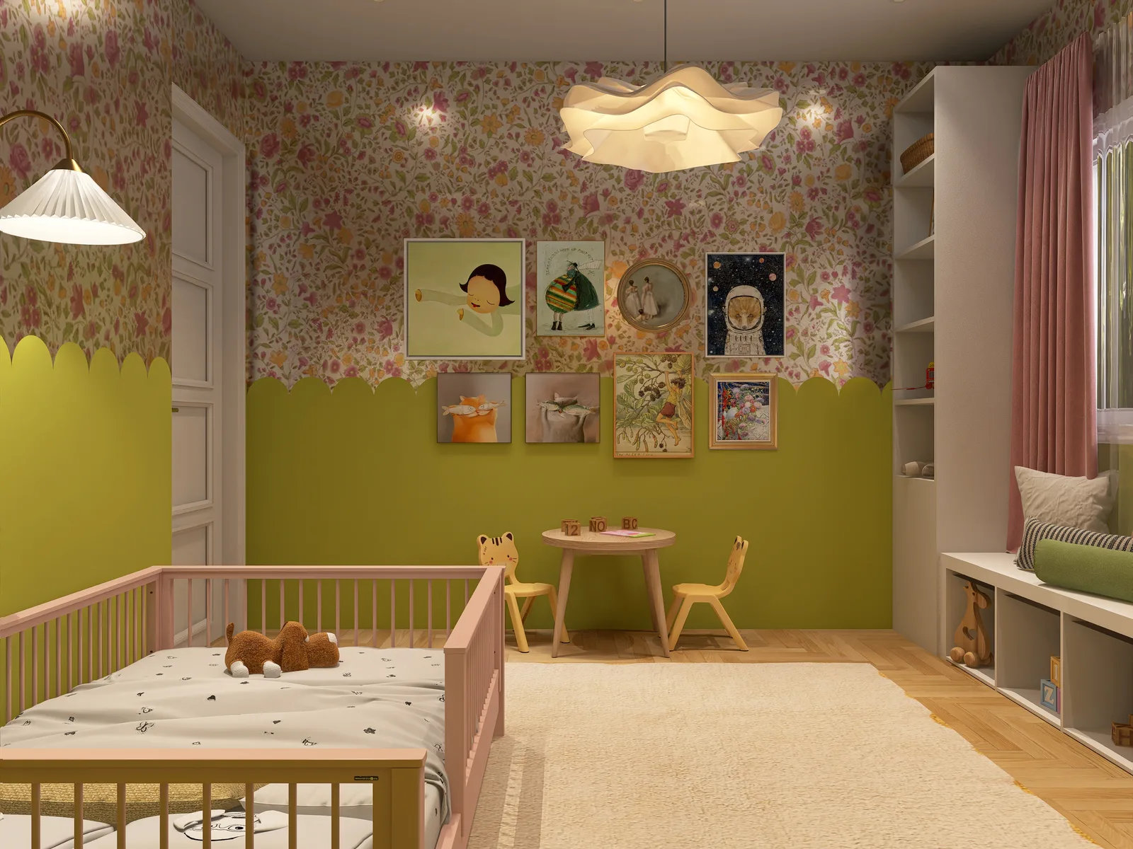 Galeriewand aus gerahmten Kinderdrucken über Blumentapete und olivgrün gestrichener Wand, darunter runder Holzspieltisch mit zwei gelben Katzenstühlen, vorn das rosa Kinderbett