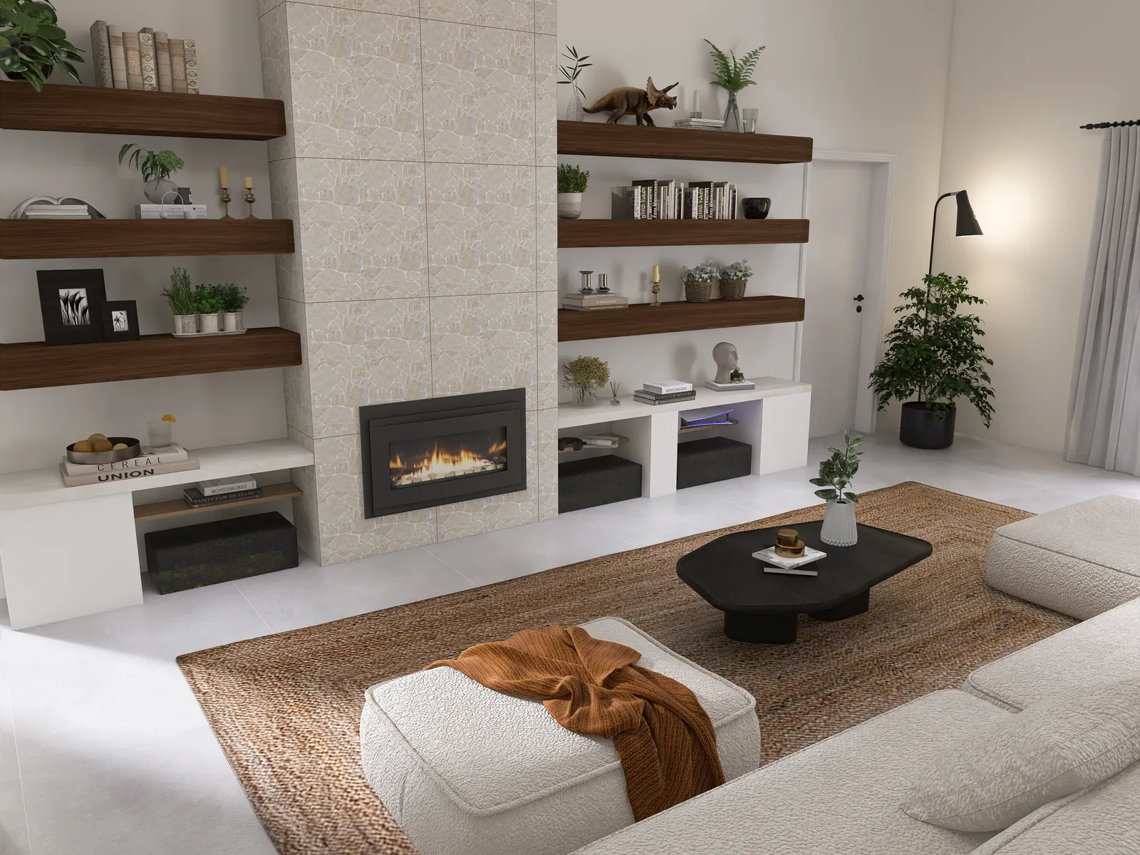 Nachher: derselbe Kaminpfeiler neu mit beigen Steinfliesen verkleidet, gerahmt von dunklen Nussbaumregalen und niedrigen weißen Sideboards, davor ein Bouclé-Sofa und ein runder schwarzer Couchtisch auf einem Jute-Teppich