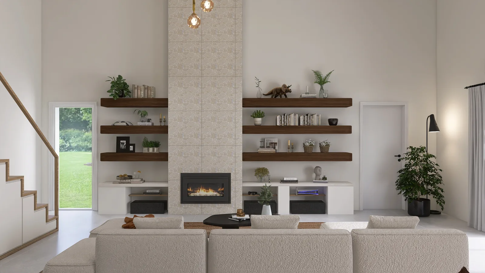 Symmetrischer Blick über die Sofalehne auf den gefliesten Kaminpfeiler, flankiert von Nussbaumregalen und niedrigem weißem Sideboard, links die Glasschiebetür zum Garten