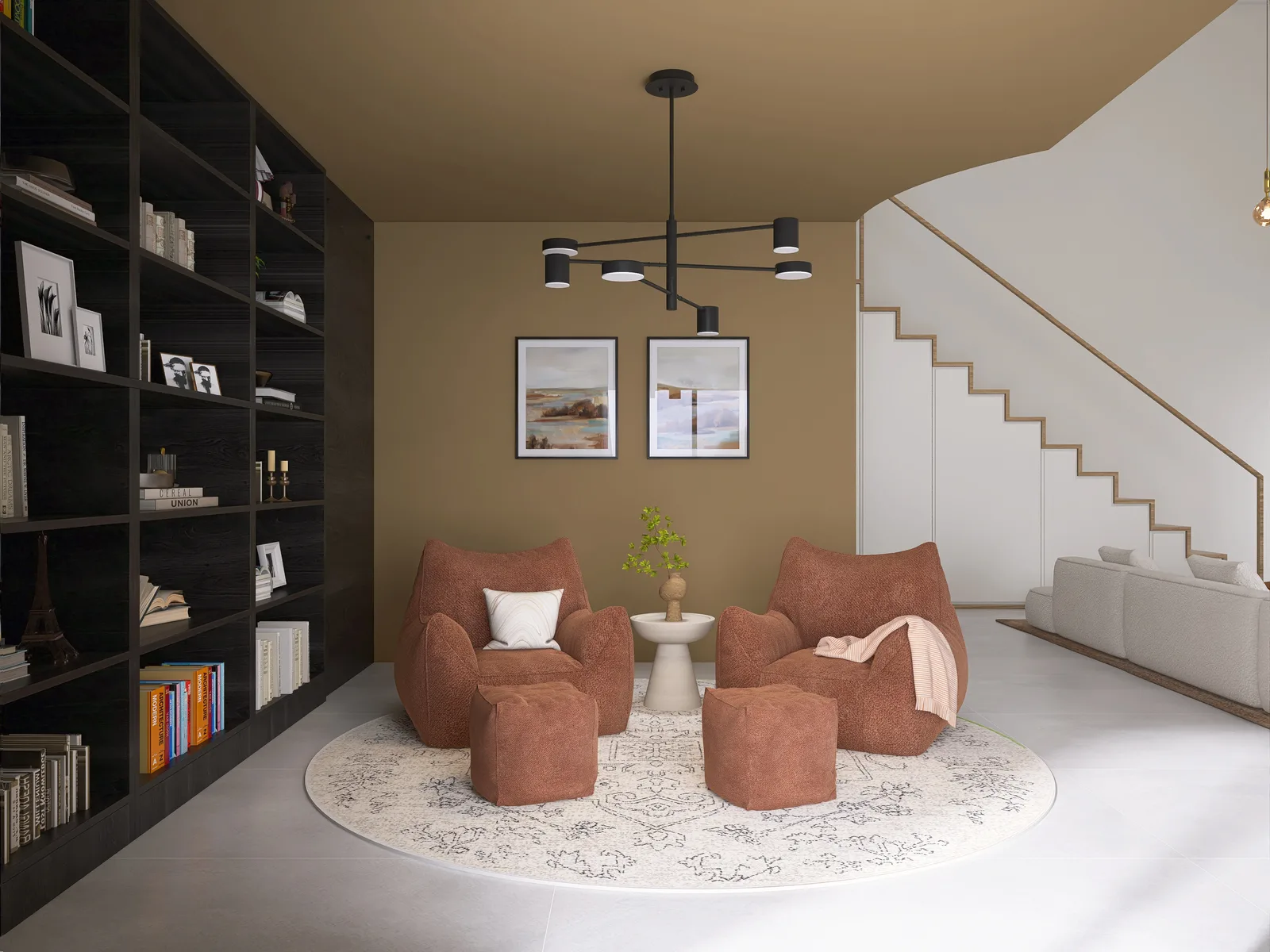 Leseecke mit zwei Terrakotta-Sesseln und passenden Poufs auf rundem cremefarbenem Teppich, schwarzem deckenhohem Bücherregal, ockerfarbenen Wänden und mehrarmiger schwarzer Deckenleuchte
