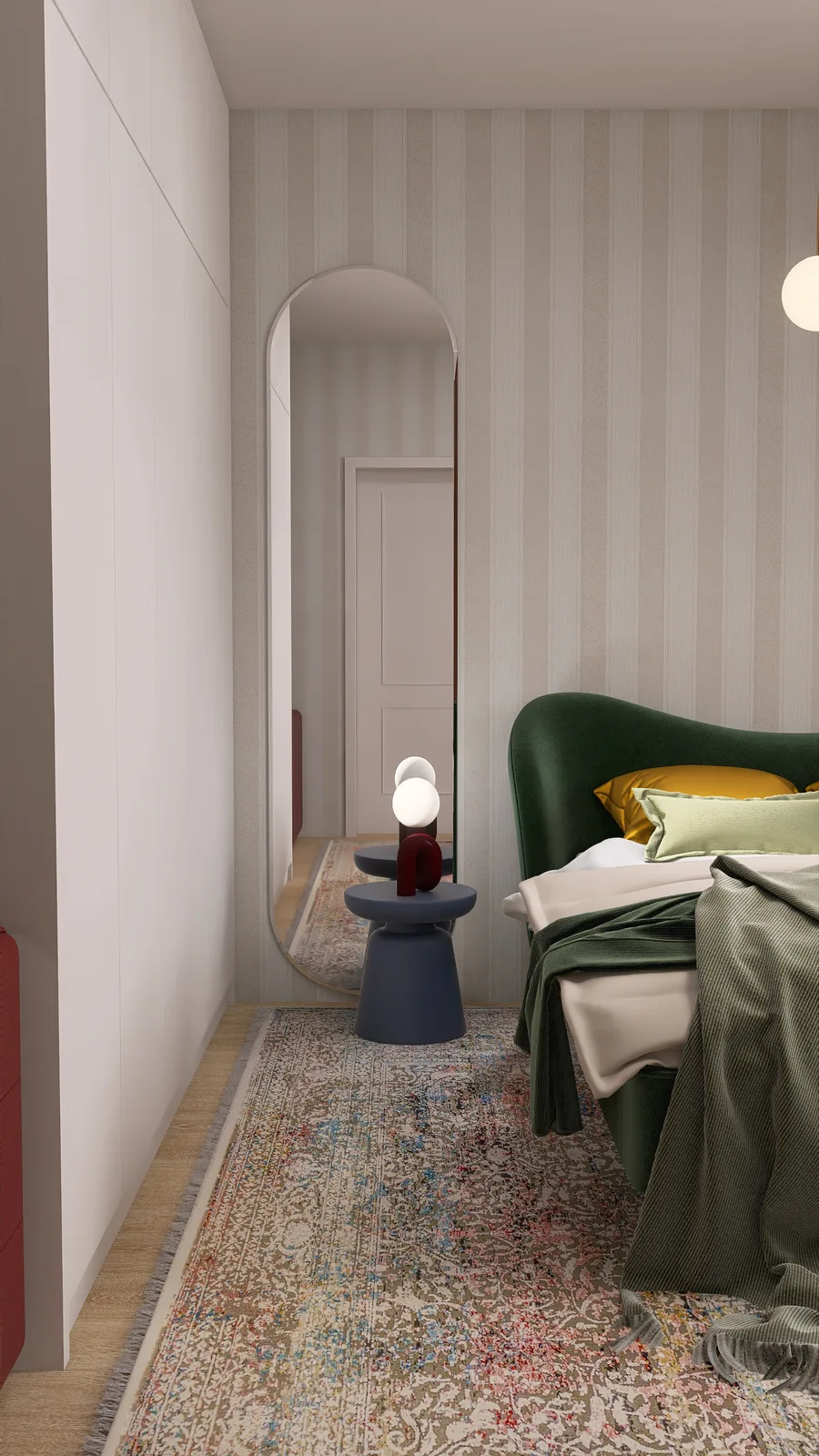 Bogenförmiger Standspiegel neben dem Bett, blauer Säulen-Beistelltisch mit skulpturaler bordeauxroter Kugellampe, gestreifte Tapete und verblasster bunter Teppich auf Holzboden