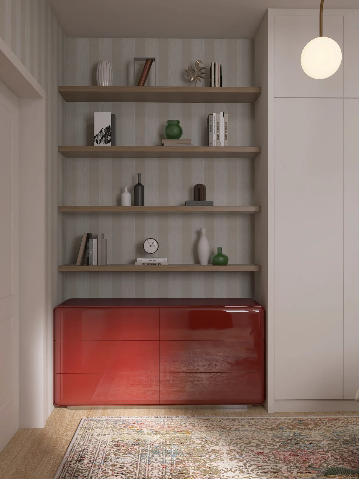 Wandnische mit vier schwebenden Holzregalen voller Bücher, Vasen und einer Uhr über einem glänzend roten Sideboard mit sechs Schubladen, beleuchtet von einer Messing-Kugelpendelleuchte