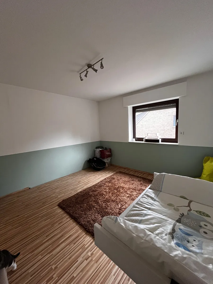 Vorher: leerer Raum mit Kleinkindbett und nacktem Fenster