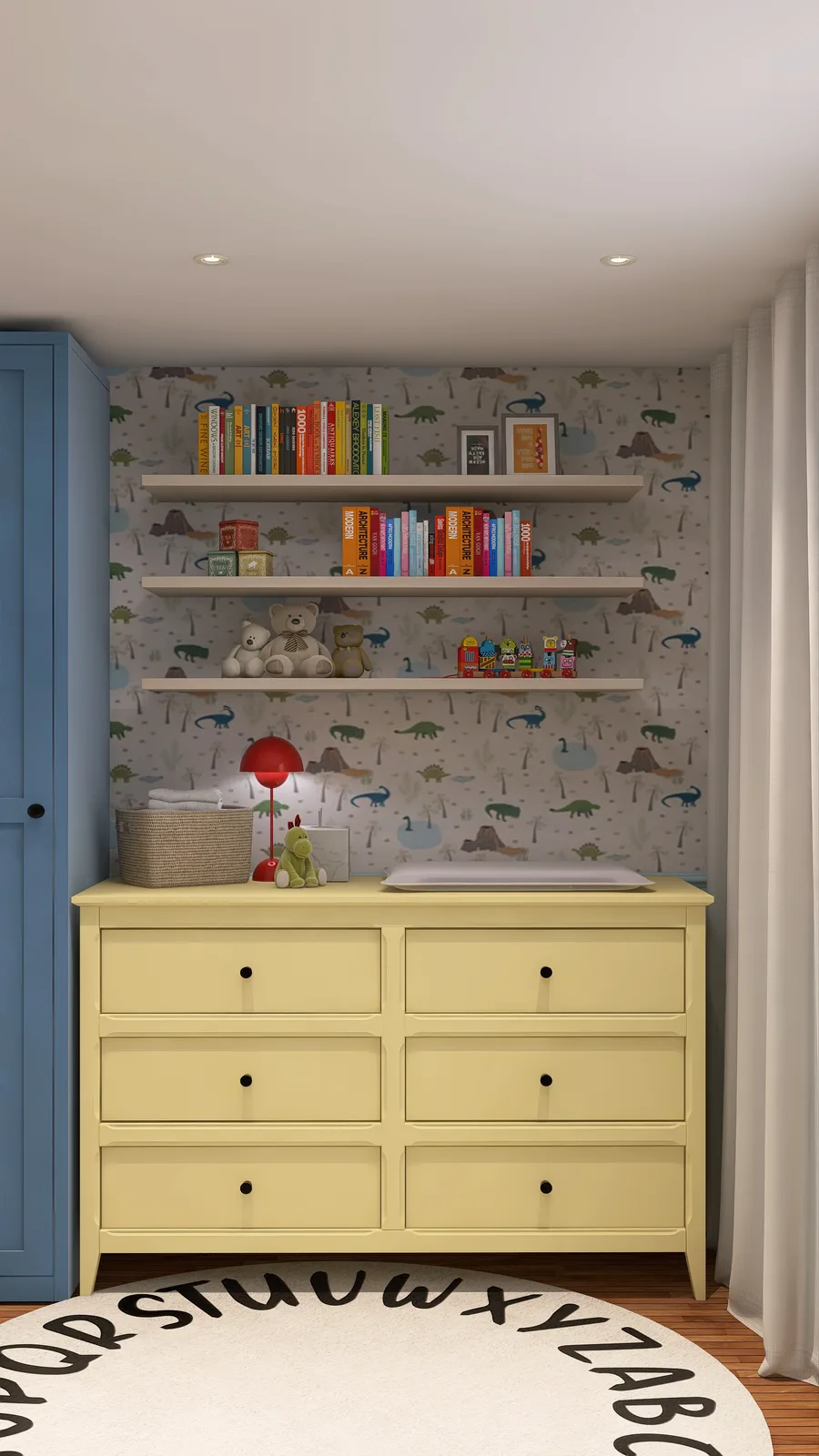 Hellgelbe Wickelkommode mit kleiner roter Tischlampe, Korb und Plüschdinosaurier unter drei schwebenden Regalen mit bunten Büchern, Teddybären und Holzspielzeug vor Dinosaurier-Tapete