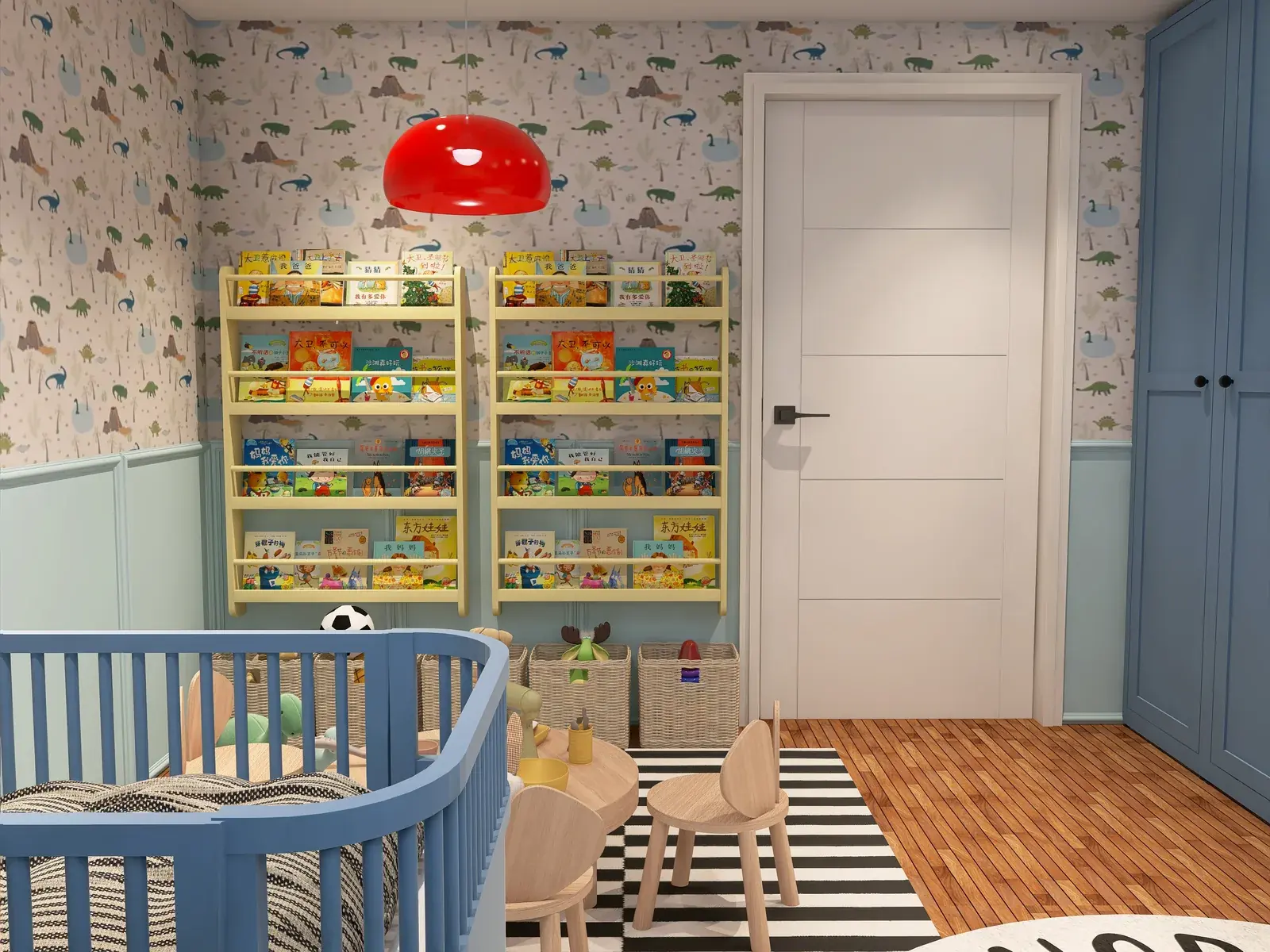 Nachher: Blick zur Zimmertür mit gelben Bücherregalen, Weidenkörben voller Spielzeug, rundem Spieltisch und blauem Kleiderschrank
