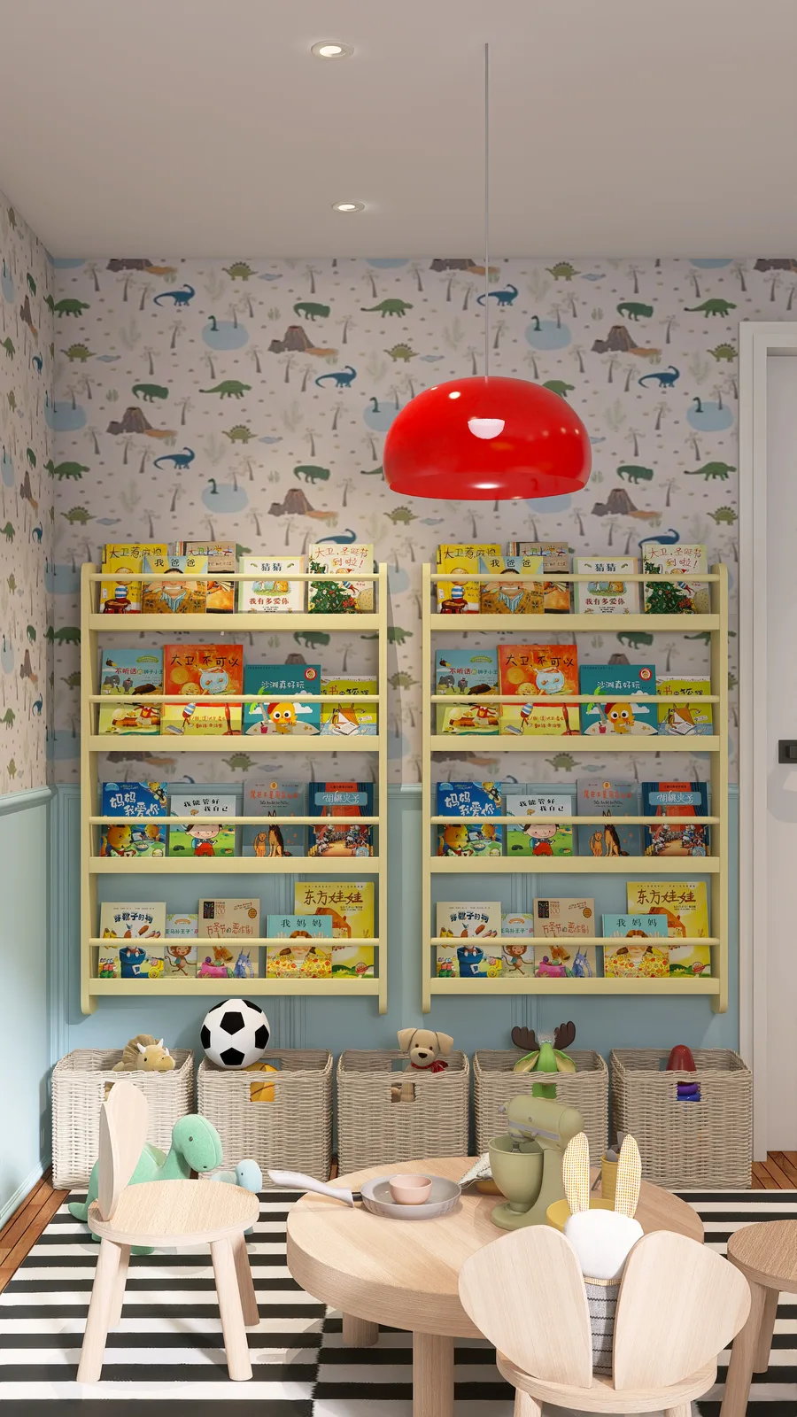 Zwei hellgelbe Wandregale voller nach vorn gerichteter Bilderbücher über einer Reihe Weidenkörbe mit Spielzeug, davor runder Holzspieltisch mit Mausohr-Stühlen auf schwarz-weiß gestreiftem Teppich